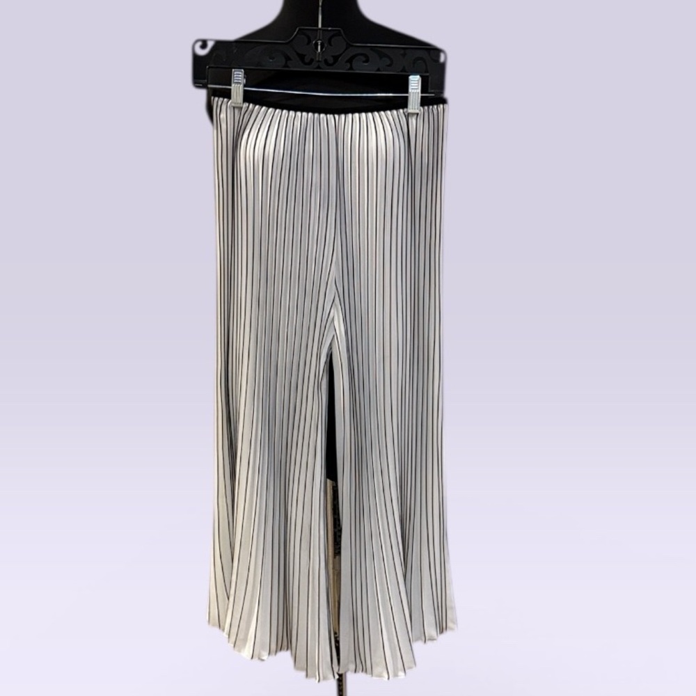 Wide-Leg White Pleated Pinstripe Pants Size O/S